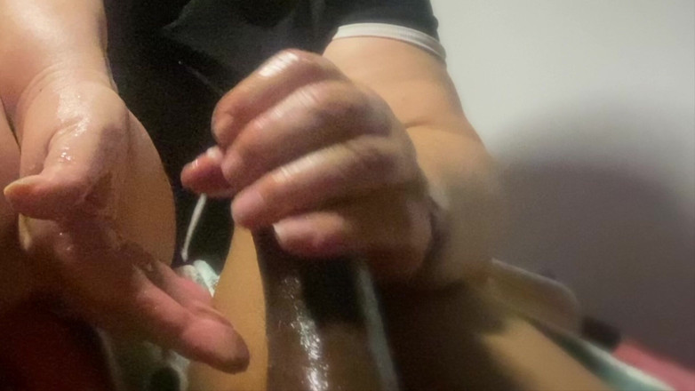 Daddykane: BUNICĂ SEXY A PRIETENULUI M-a prins uitându-mă la ea - BUNICĂ...