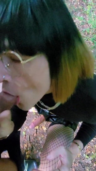 Petite Allumeuse En Foret, Qui Finit En Videuse De Bites. Cumslut P U B L I C