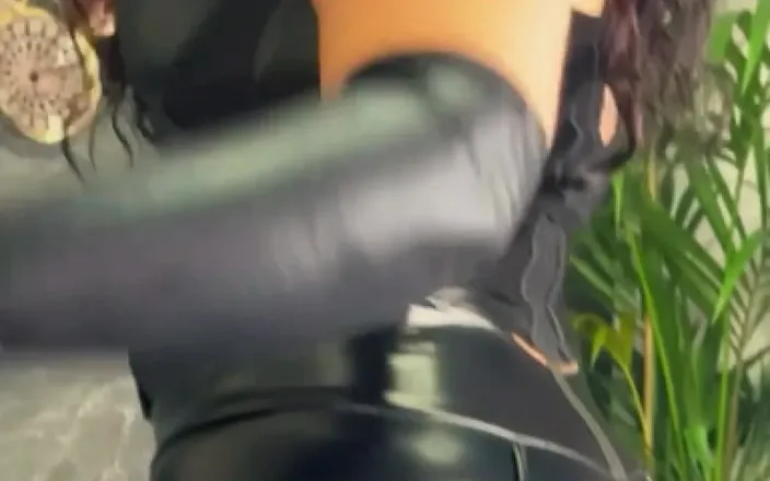 LadyAyse5: Leather Ass