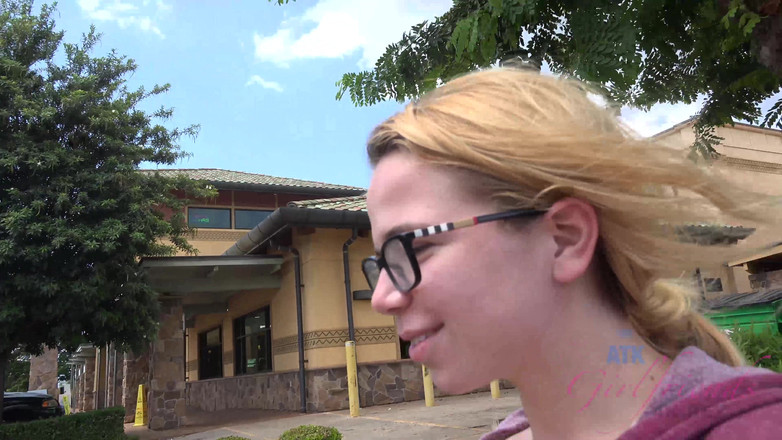 ATK Girlfriends: Virtuální dovolená s Alinou West