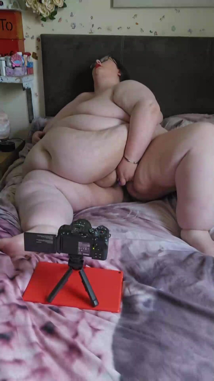 SSBBWLadyBrads: SSBBW hrátky s kundičkou a orgasmus část 1