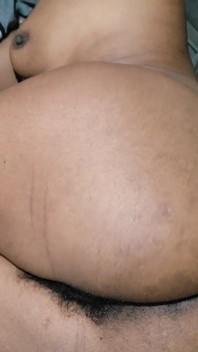 Rabuda menina usa sua máquina de foder na buceta 5 min