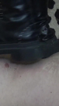 Marcher avec des bottes sur le corps nu