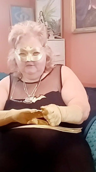 Fetish sarung tangan satin gold lagi asik muasin memeknya dengan gaya bbw