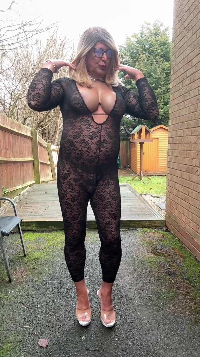 Kellycd2022: Kellycd2022, travesti sexy, fait pipi dans une combinaison en dentelle...