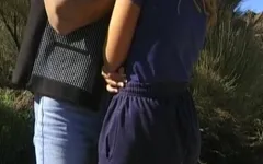Una rubia caliente de Alemania disfruta de una follada anal cerca de las montañas