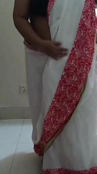 穿着纱丽服的旁遮普岳母当热辣的女婊看到她并肛交，而她的继女隔壁房间