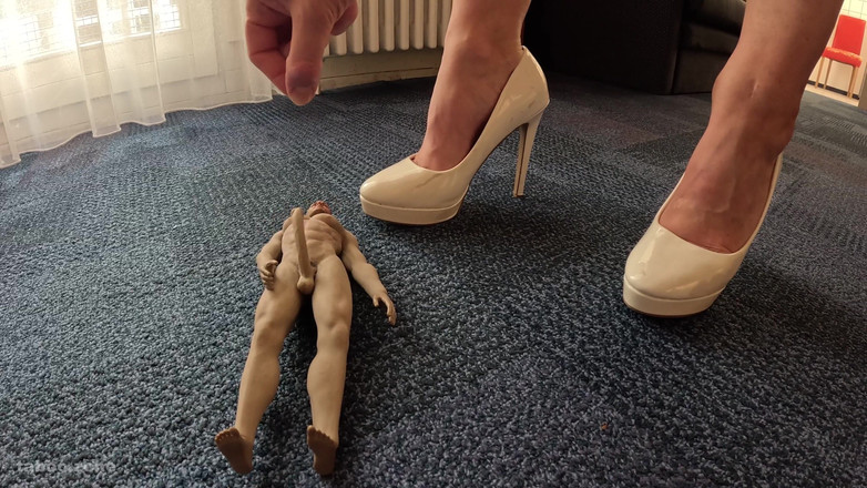 TabooZone: Schiaccia il eretto del mio nano