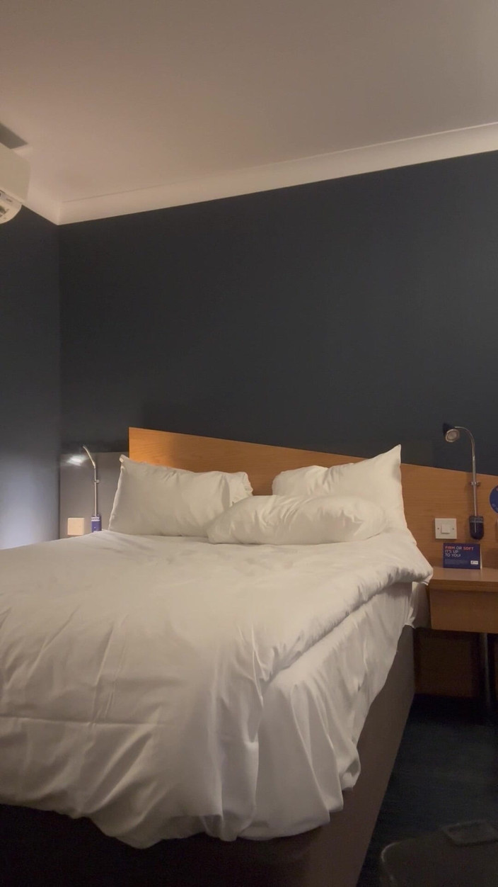 Jeffry: सौतेला बाप लंड के साथ खेलता है