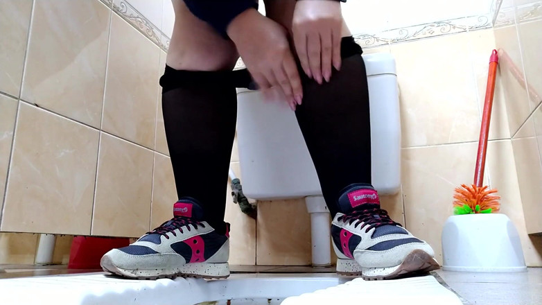 Elena: Milf fa pipì nel bagno