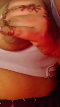 นมกับบราสีขาว บีบหัวนมโชว์ข้างเดียว