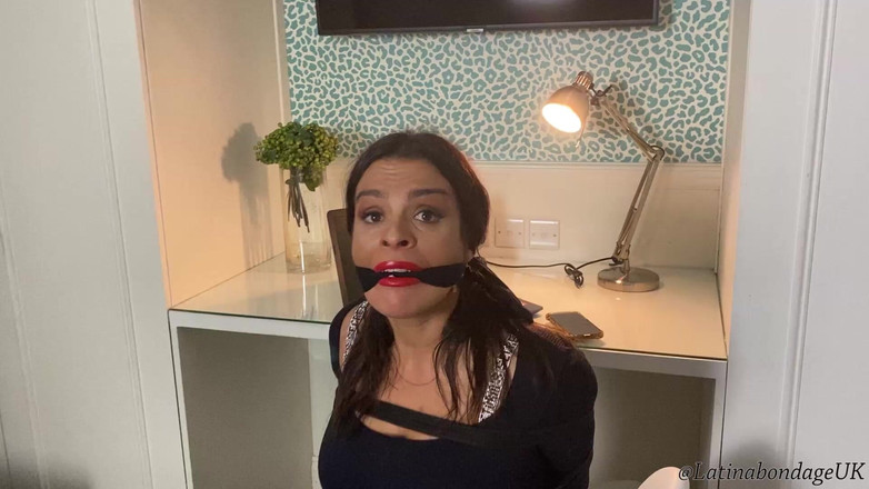 Latina Fetish: Setiausaha seksi diikat ketat, dan disedak dengan cleave gag dan...