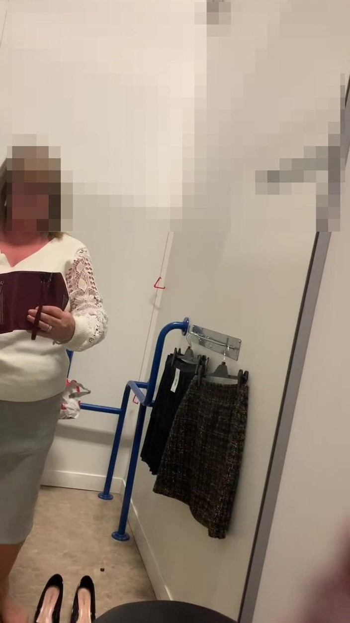 Julie Cunningham: Julie v šatně M &amp; s - Bez kalhot pod sukní, Sedí na...
