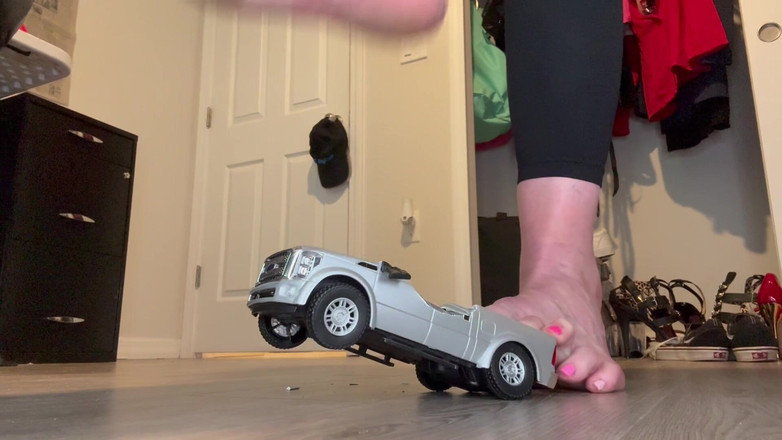 Peppermint Giantess: 16 feet büyüklüğünde Truck Crush