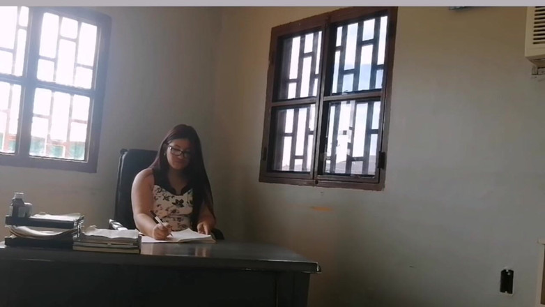 Sexysweet0455: Secretária muito gostosa masturba sua buceta deliciosa enquanto fala com...