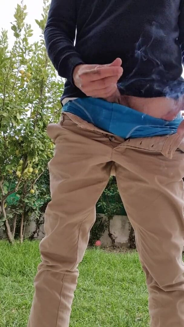 Rafael Torreano: 庭で素早くオナニー