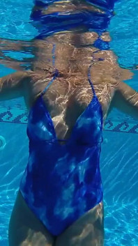 Mit neuem badeanzug im piscina