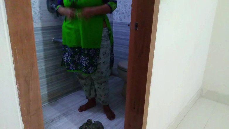 Aria Mia: Tabù bbw calda sorellastra scopata dal fratellastro in bagno quando...