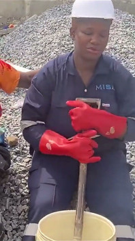 Můj přítel mě přišel vidět na moje pracovní místo, protože se mu po mně stýskalo (bts)