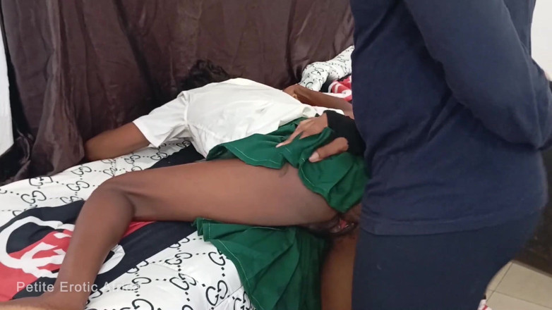 Petite Erotic Africa: Cewek mungil ini ngentot kontolku sampai aku crot di pantatnya...