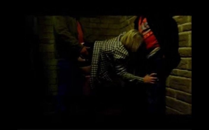 Dogging after dark: 30대 여친과 섹스하는 인도 소녀