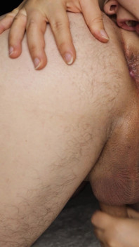 Ti lecca il buco del culo, ti piace?