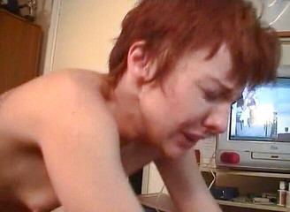 Analiscius: 红发熟女荡妇在她剃光的屁股上需要鸡巴