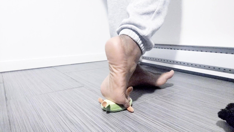 Soft Soleman: Saya bermain dengan plushes, barefoot (2025)