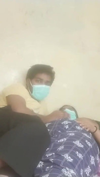Esposa indiana gostosa usando máscara monta forte no marido - vídeo caseiro Desi