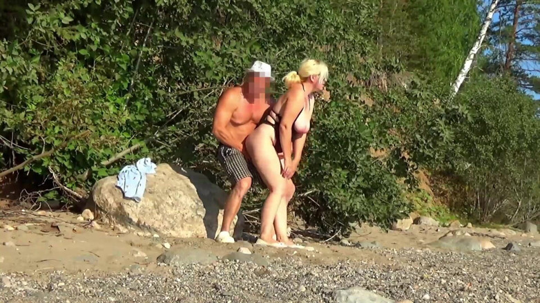 StrongSrg: Pickup MILF Seksi di Pantai