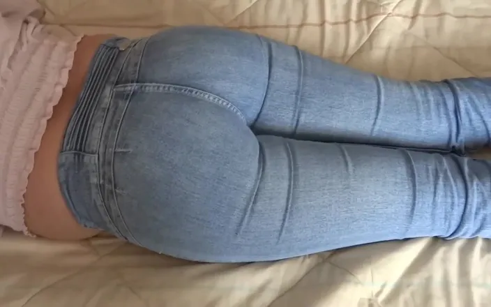 Ardientes69: Beautiful Stepmom's Big Ass with Her Jeans on and Jeans...