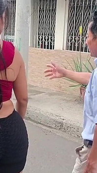 Aku ketemu sama orang asing dengan pantat bahenol di jalanan