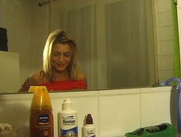 Flash Model Amateurs: Loira linda está se divertindo durante a hora do banho
