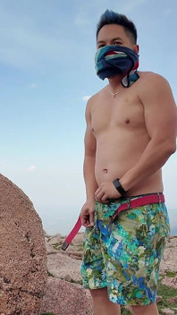 Desnuda en la cumbre: flexionar, acariciar, explotar