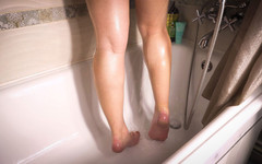 Teasecombo 4K: 샤워 중 섹시한 송아지를 괴롭히는 십대 아마추어