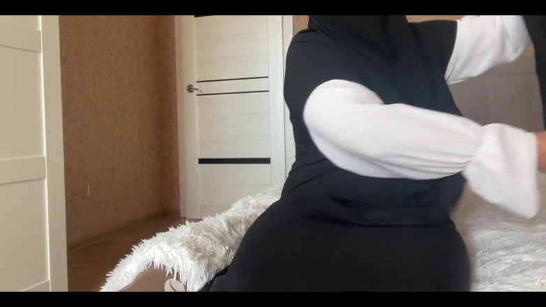 Lux Eva: Arabische stiefmutter im hijab gibt stiefsohn anweisungen