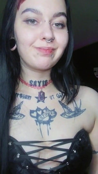 Seksi alternatif esmer köpüklü su içiyor ve geğiriyor