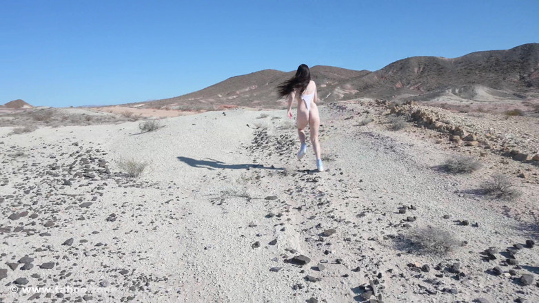 Nude Sportswomen: Hampir bugil di padang pasir dan nggak ada air