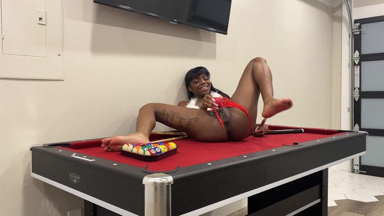 Majesty Nasty: Cewek semok kulit hitam lagi asik mainin memeknya di meja...