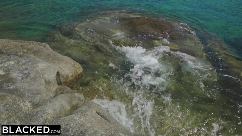 Blacked: BLACKED Un black costaud baise une touriste blonde sur la...