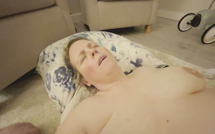 Just A Mom Bod: ただのママボディが遊んでいるのを見つけて、激しく吸って中出し