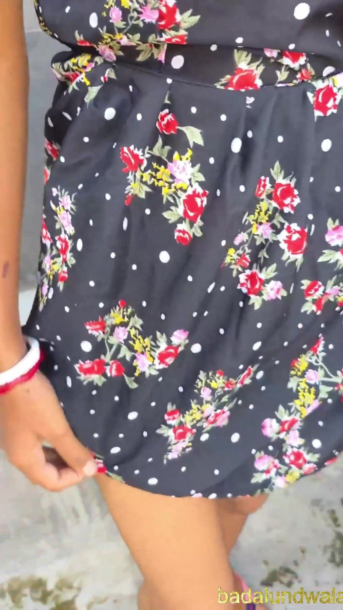 Desi_sexy_boy: Indisch dorpsmeisje strakke kut buitenshuis seksvideo Desi mooi