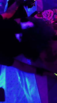 Ebony Neko si hraje s little Bleu J v uv barvách