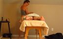 Justine Clover: Camera web de masaj prezinta maseuza sexy oferind clientului final...