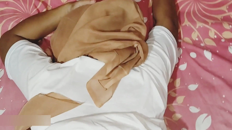 Pasutri indo: Una studentessa che indossa un hijab ha fatto sesso con...