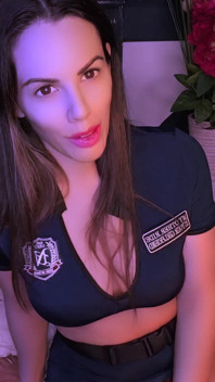 Bazige agent disciplineert je omdat je een slechte kleine stiefbroer bent