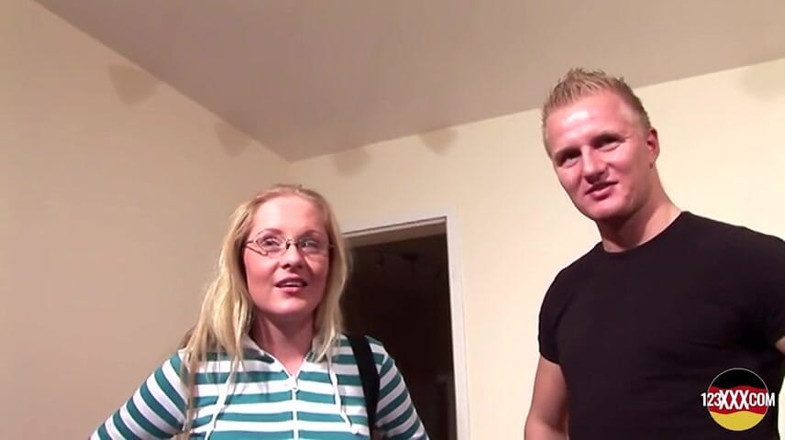 123XXX - 100% Amateurs: Bu sarışın sert yarak üzerinde zıplamayı seviyor