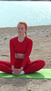Fare yoga allungando il bellissimo lago nerby