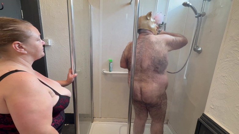 Aaexperiencesltd: 샤워 중 도미나 사타나와 사타나의 돼지.