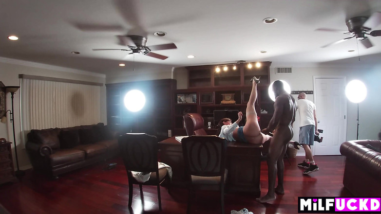 Milfuckd: Výkonný rekord společnosti přestávky v jejím novém umělci Bts